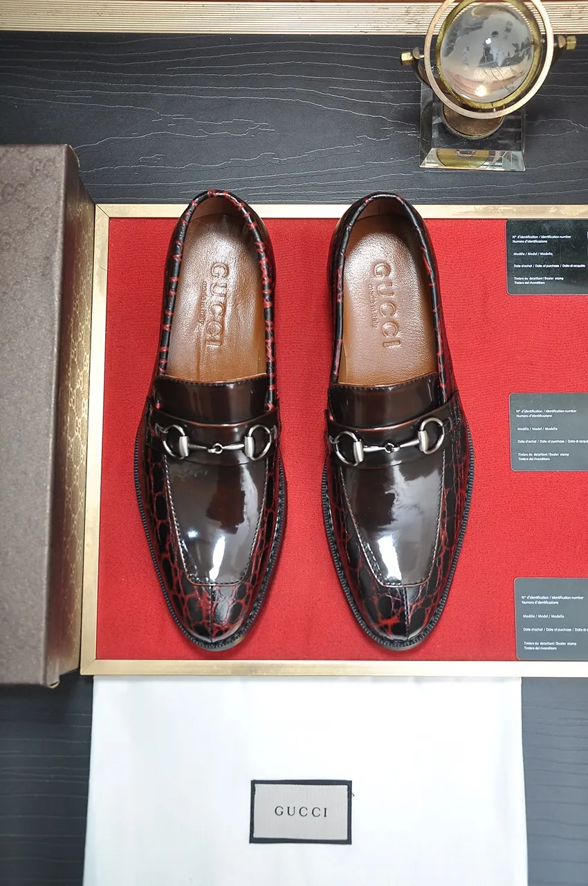 Men's shoes💰460💶Italy's top luxury men's shoe giant [GUCCI] has arrived in new style🍃Original European style🔰 Pleasant to the eye😍In order to make the shoes more durable and non-deformable🌀The production continues to follow traditional methods but there is still no lack of innovation💪The original sheepskin is chosen for the leather♻Smooth, natural and extra bright⭐Made of imported cowhide, the first choice of the rich 38-45 (45 customized)